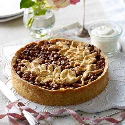 Engadiner-Nusstarte mit Mürbeteig-Girlande Rezept