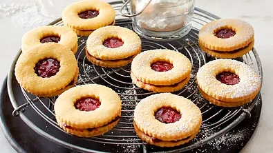 Engelsäuglein mit Preiselbeerfüllung Rezept - Foto: LECKER @ Bauer Media Group