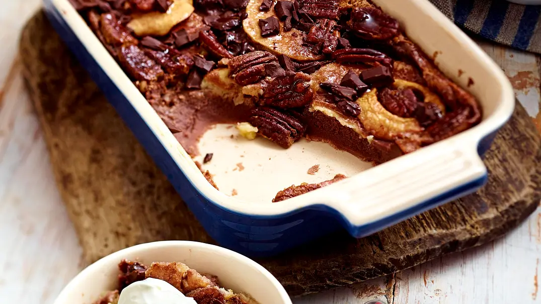 Englischer Schokoladen-Pudding mit Äpfeln und Pecannüssen Rezept - Foto: LECKER @ Bauer Media Group Englischer Schokoladen-Pudding mit Äpfeln und Pecannüssen Rezept - Foto: LECKER @ Bauer Media Group