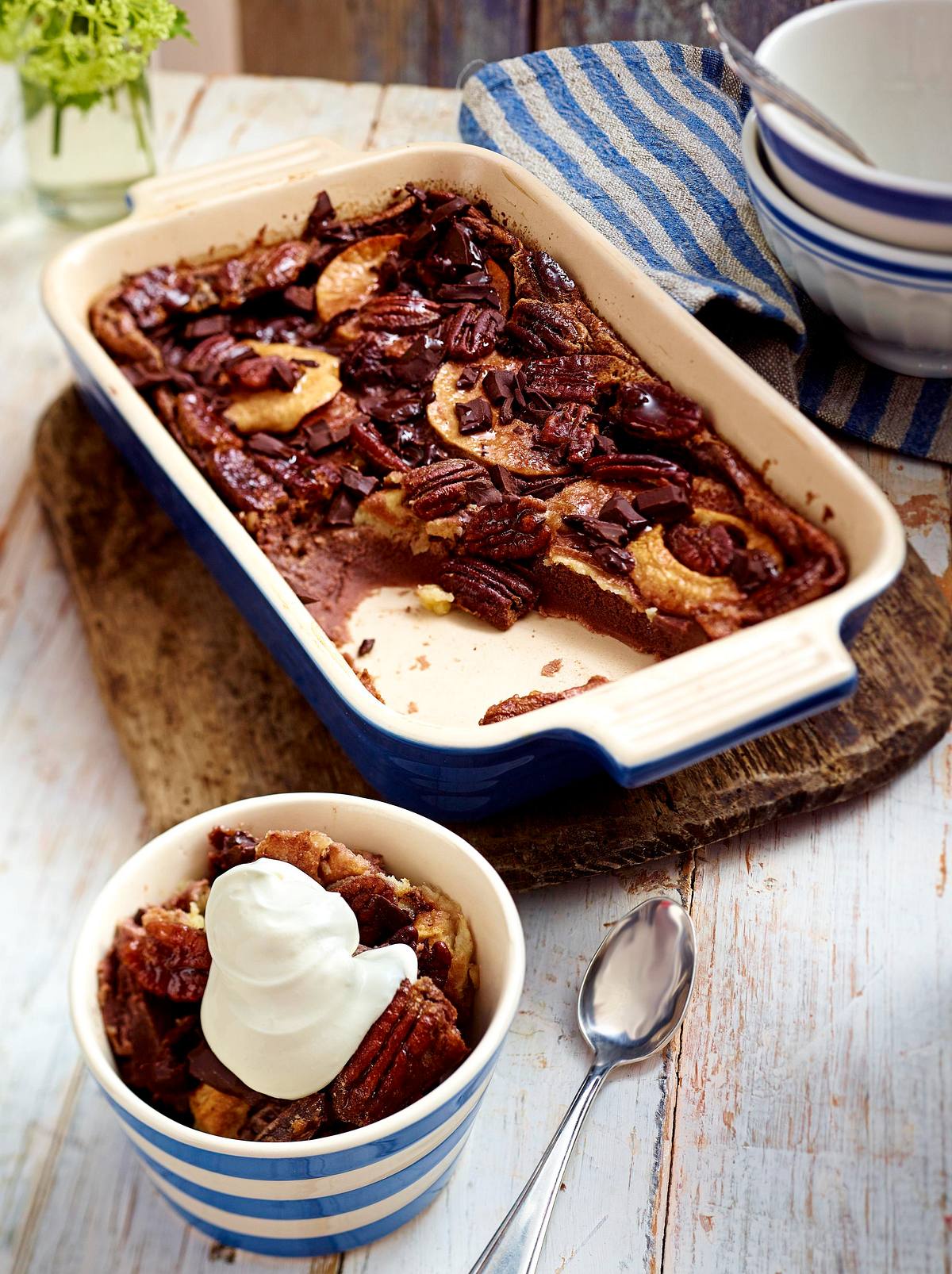 Englischer Schokoladen-Pudding mit Äpfeln und Pecannüssen Rezept