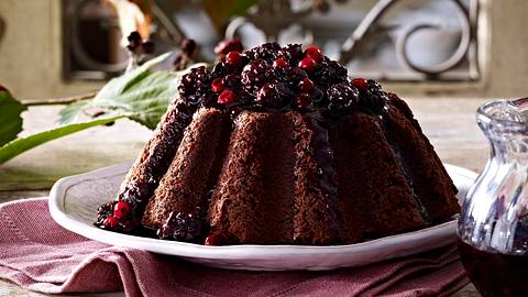 Englischer Schokoladenpudding mit Waldbeerensirup Rezept - Foto: House of Food / Bauer Food Experts KG