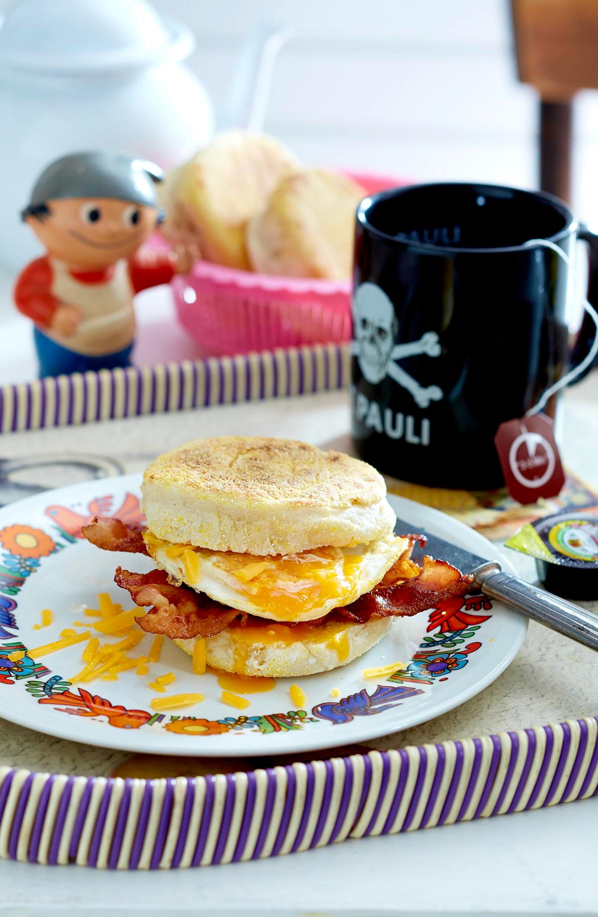 English Muffins mit Spiegelei und Frühstücksspeck Rezept