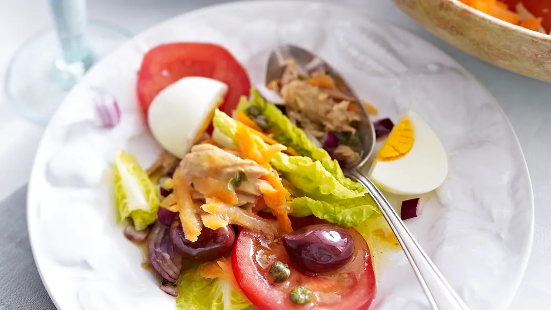 Ensalada de Tonyina (Mallorquinischer Thunfischsalat) Rezept - Foto: LECKER @ Bauer Media Group Ensalada de Tonyina (Mallorquinischer Thunfischsalat) Rezept - Foto: LECKER @ Bauer Media Group