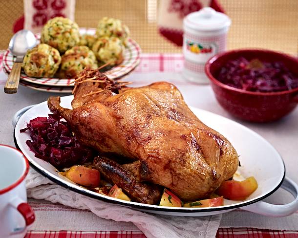 Ente mit Apfelrotkohl und Briocheknödeln Rezept Ente mit Apfelrotkohl und Briocheknödeln Rezept