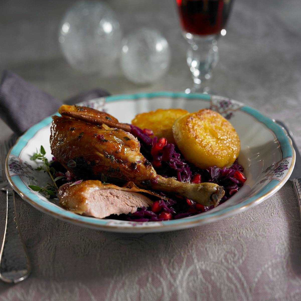 Ente mit Granatapfel-Rotkohl und Knödelplätzchen Rezept