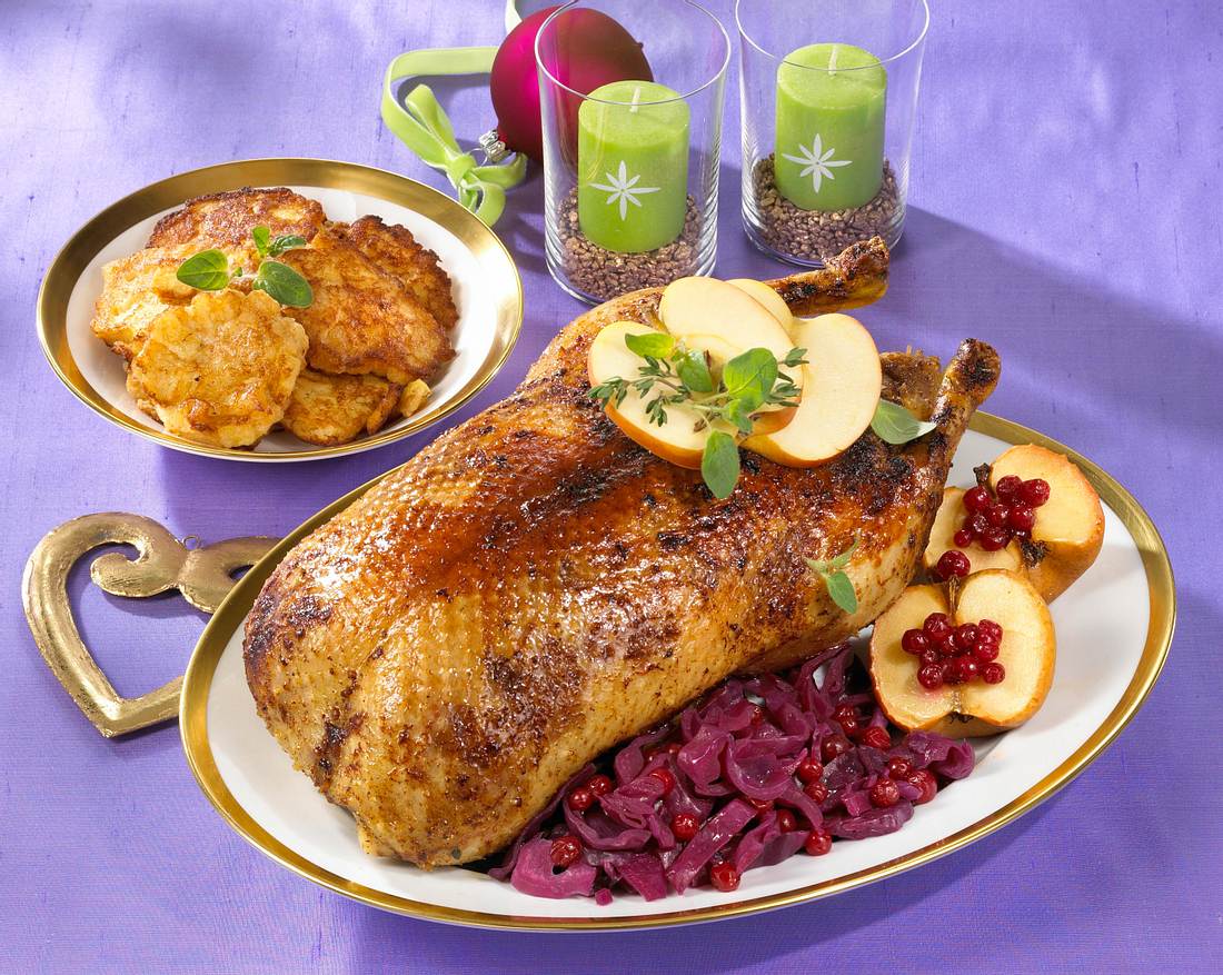 Ente mit Rotkohl und Apfelküchlein an Portweinsoße Rezept