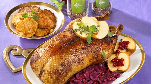 Ente mit Rotkohl und Apfelküchlein an Portweinsoße Rezept - Foto: Maass