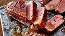 Angeschnittene Entenbrust mit drei Entenbruststreifen und Soße garniert auf einer Servierplatte. - Foto: LECKER @ Bauer Media Group Angeschnittene Entenbrust mit drei Entenbruststreifen und Soße garniert auf einer Servierplatte. - Foto: LECKER @ Bauer Media Group