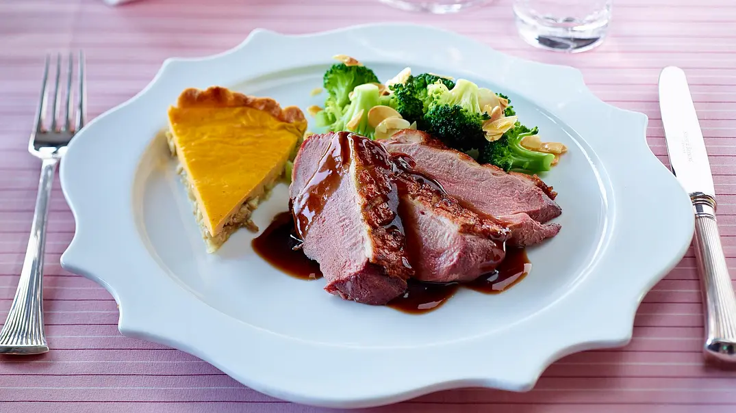 Entenbrust in Burgunder-Jus mit Pilztarte und Kürbis-Frischkäsecreme Rezept - Foto: LECKER @ Bauer Media Group Entenbrust in Burgunder-Jus mit Pilztarte und Kürbis-Frischkäsecreme Rezept - Foto: LECKER @ Bauer Media Group