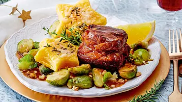 Entenbrust-Medaillons mit Orangen-Cognac-Soße und Kartoffelsternen Rezept - Foto: LECKER @ Bauer Media Group Entenbrust-Medaillons mit Orangen-Cognac-Soße und Kartoffelsternen Rezept - Foto: LECKER @ Bauer Media Group