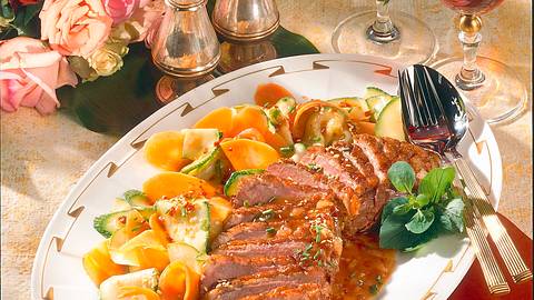 Entenbrust mit asiatischer Soße zu Gemüsenudeln Rezept - Foto: Maass