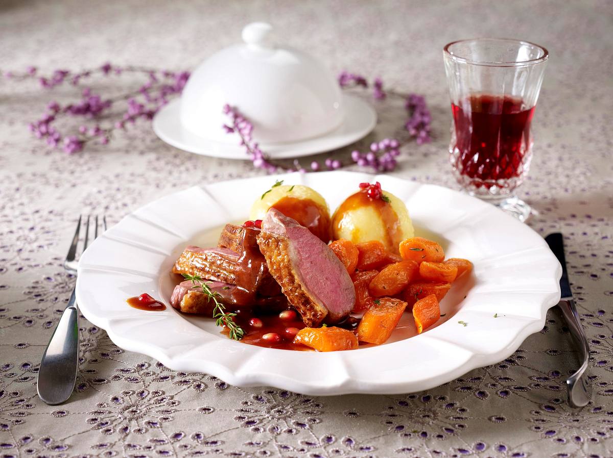 Entenbrust mit Granatapfelsoße und Knödeln Rezept