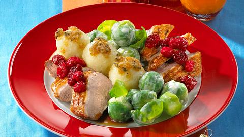 Entenbrust mit Knödeln, Cranberrysoße und Rahmrosenkohl Rezept - Foto: Först, Thomas