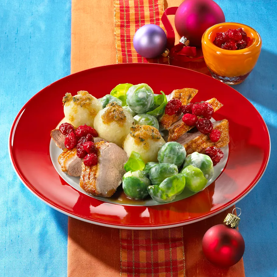 Entenbrust mit Knödeln, Cranberrysoße und Rahmrosenkohl Rezept Entenbrust mit Knödeln, Cranberrysoße und Rahmrosenkohl Rezept