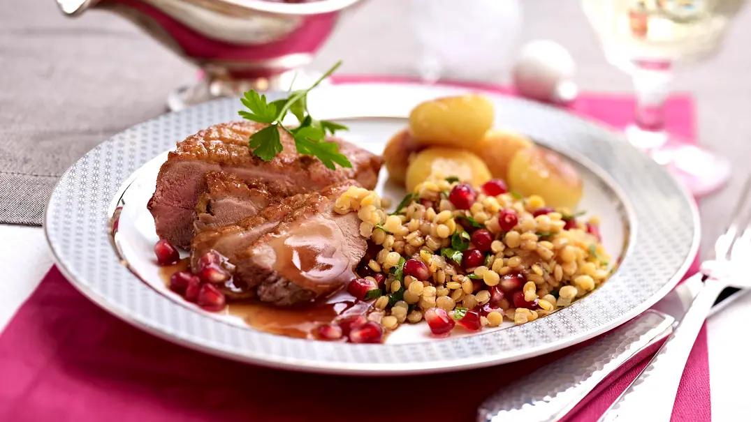 Entenbrust mit Miniknödeln und Granatapfelsoße Rezept - Foto: LECKER @ Bauer Media Group Entenbrust mit Miniknödeln und Granatapfelsoße Rezept - Foto: LECKER @ Bauer Media Group