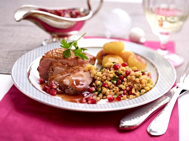 Entenbrust mit Miniknödeln und Granatapfelsoße Rezept Entenbrust mit Miniknödeln und Granatapfelsoße Rezept