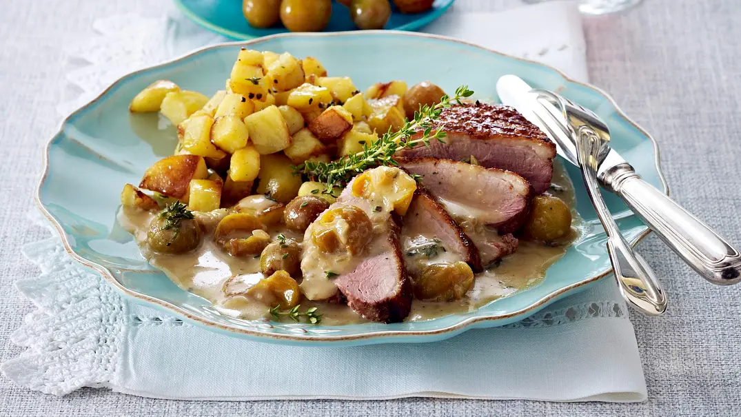 Entenbrust mit Mirabellensoße und Röstkartoffeln Rezept - Foto: LECKER @ Bauer Media Group Entenbrust mit Mirabellensoße und Röstkartoffeln Rezept - Foto: LECKER @ Bauer Media Group