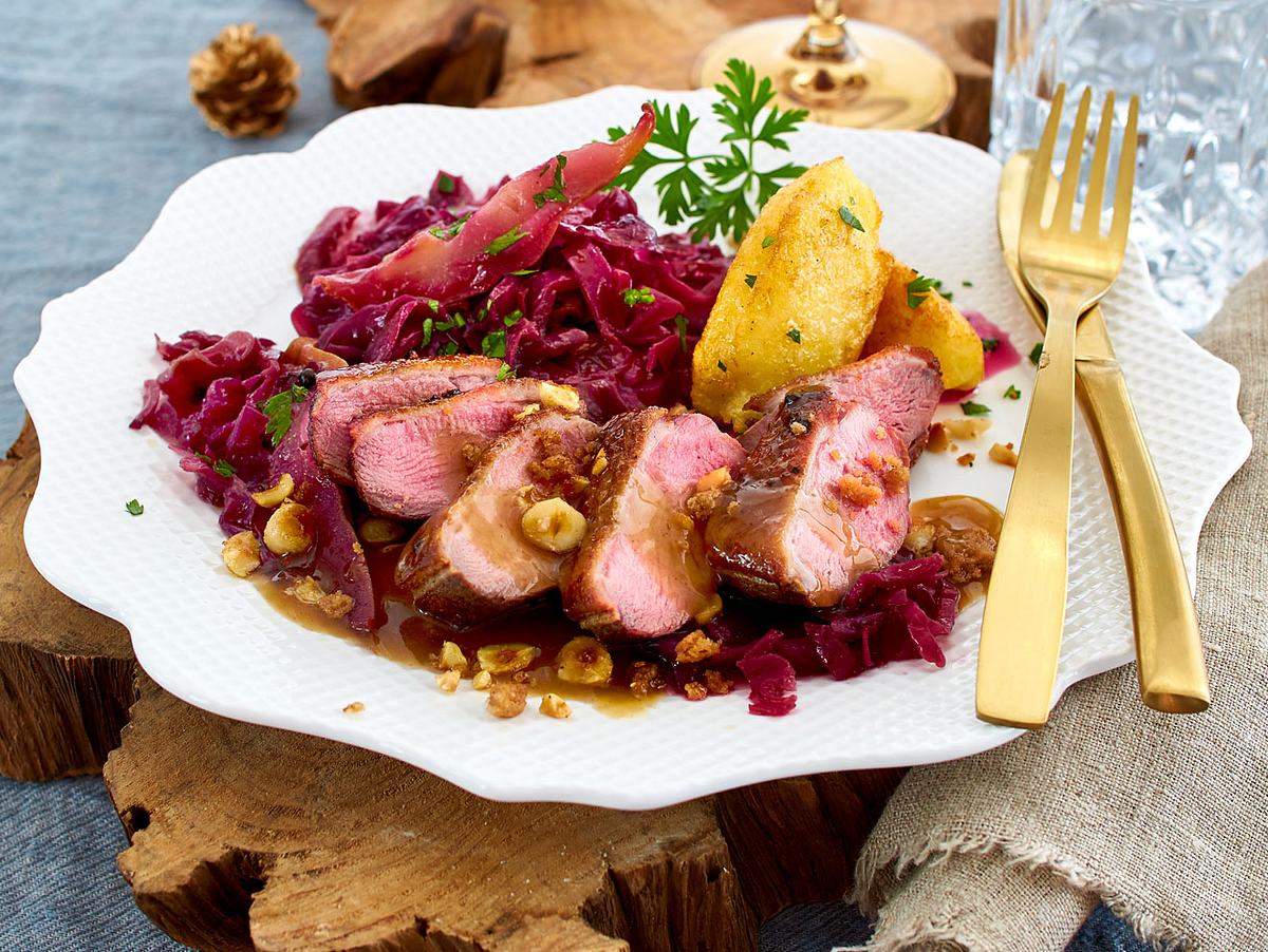 Entenbrust mit Nuss-Crunch, Ofenrotkohl und Ricottanocken Rezept