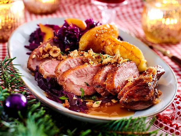Entenbrust mit Nuss-Crunch, Ofenrotkohl und Ricottanocken Rezept