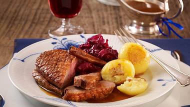 Entenbrust mit Orangen-Zimt-Soße, Rotkohl und Knödeln Rezept - Foto: House of Food / Bauer Food Experts KG