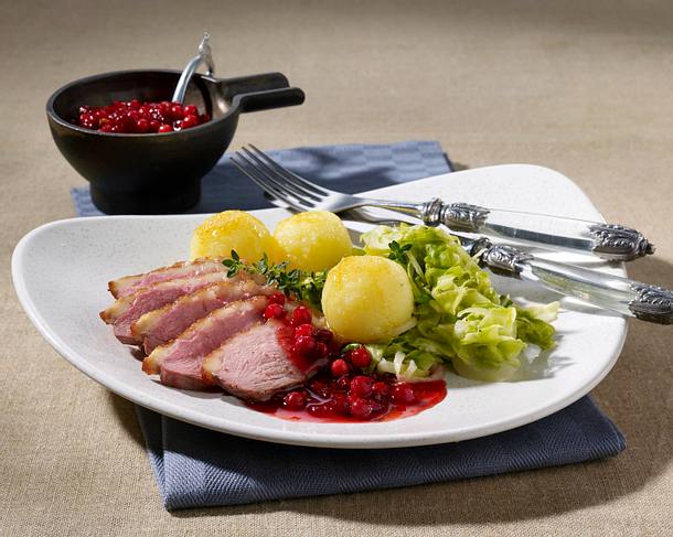 Entenbrust mit Preiselbeer-Karamellsoße und Spitzkohlgemüse Rezept Entenbrust mit Preiselbeer-Karamellsoße und Spitzkohlgemüse Rezept