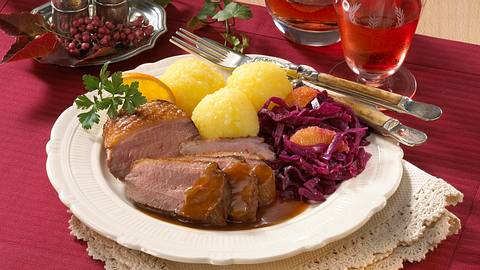 Entenbrust mit Rotkohl und Kartoffelklößen Rezept - Foto: Maass