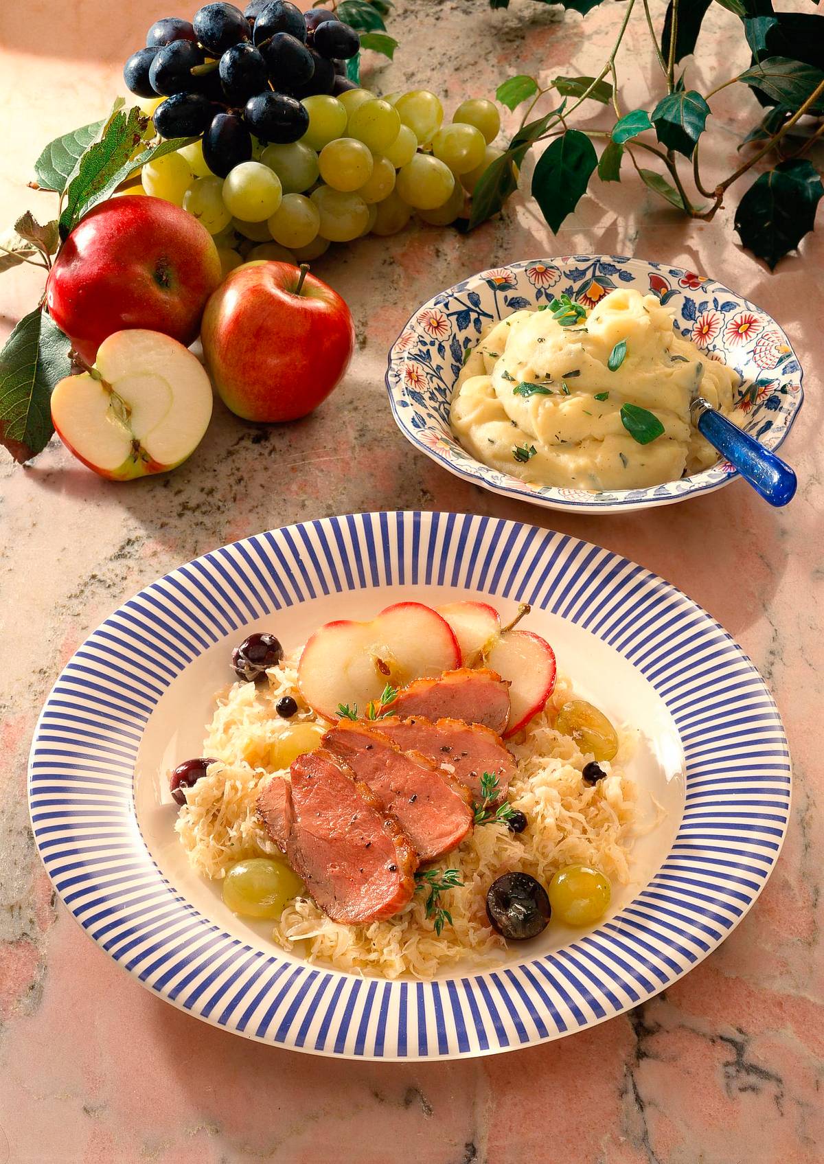 Entenbrust mit Sauerkraut auf Weintrauben Rezept