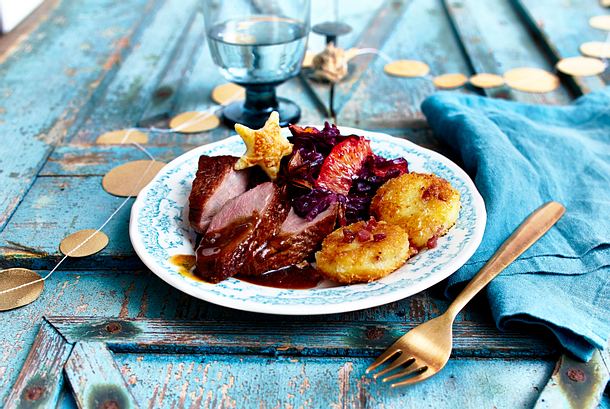 Knusprige Entenbrust mit Orangenrotkohl mit Schinken-Kartoffeltalern Rezept