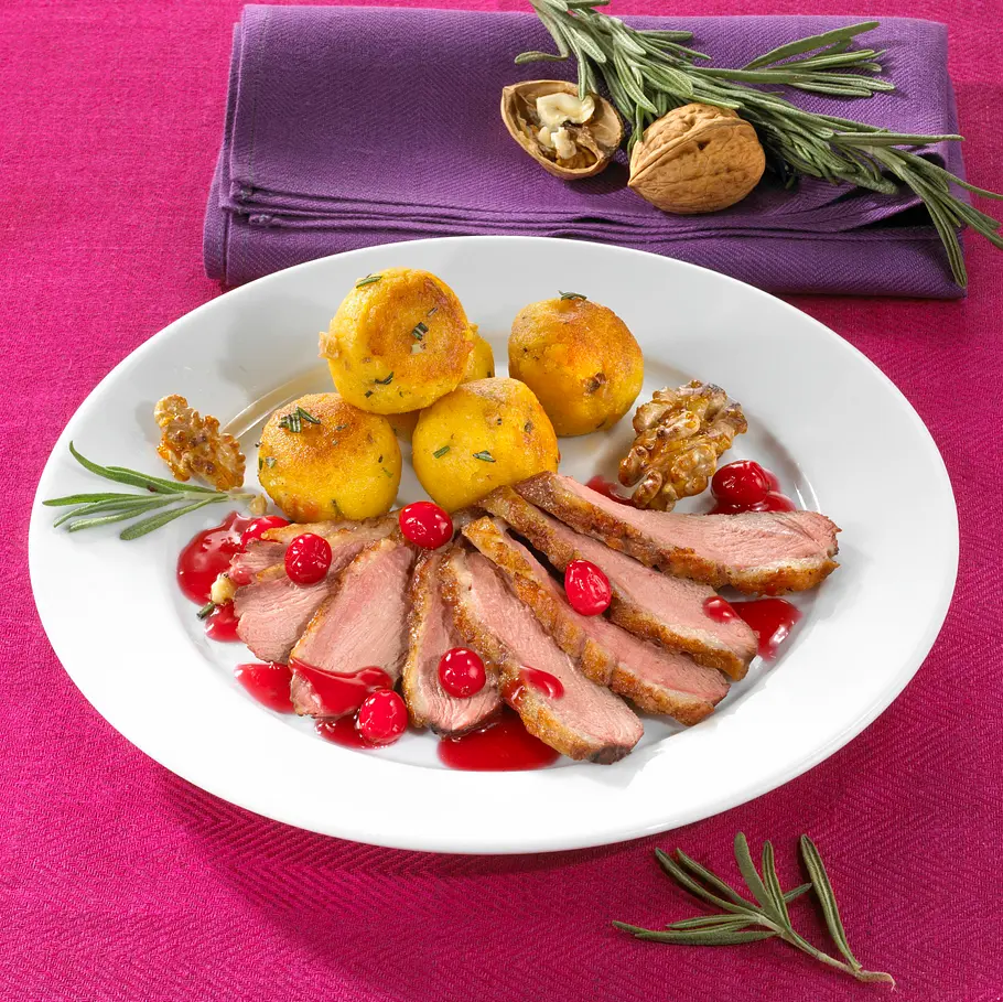 Entenbrust mit Walnussknödeln und Preiselbeersoße Rezept