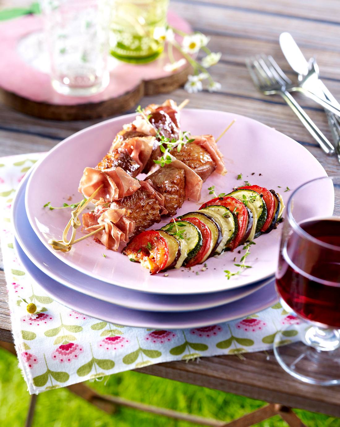 Entenbrust-Spieße mit geröstetem Schichtgemüse Rezept | LECKER