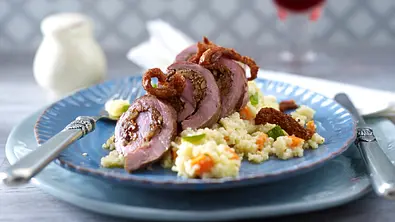 Entenbruströllchen mit Knusper-Croûtons Rezept - Foto: LECKER @ Bauer Media Group