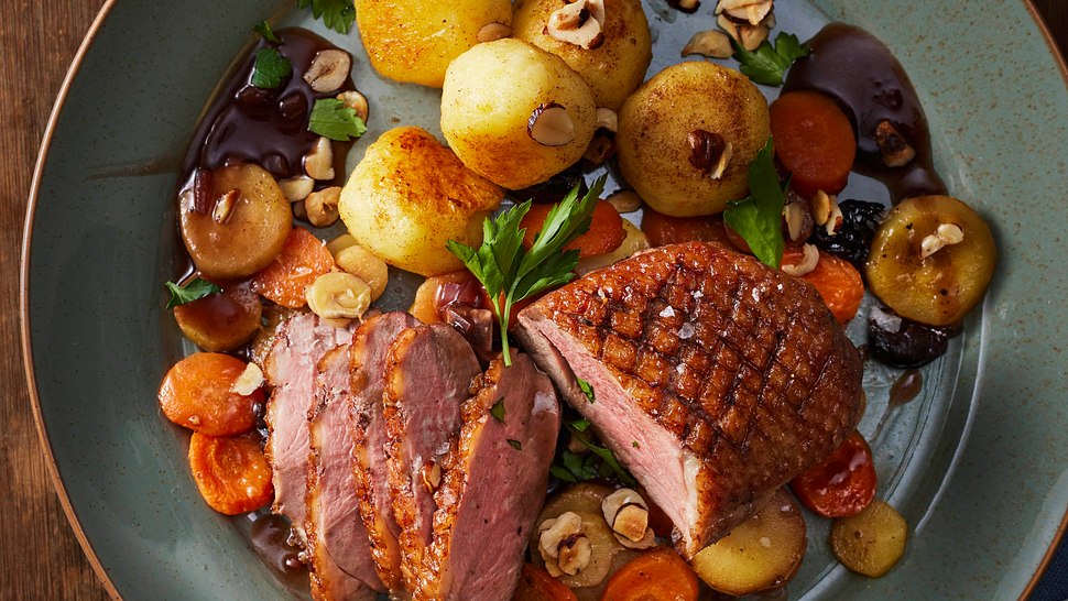 Entenfilets zu Knödelchen und Ofengemüse - Foto: House of Food / Bauer Food Experts KG