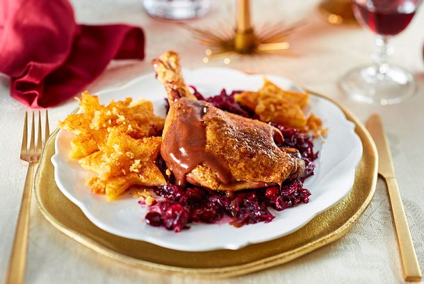Entenkeule mit Lebkuchensoße Cranberry-Rotkohl Entenkeule mit Lebkuchensoße Cranberry-Rotkohl