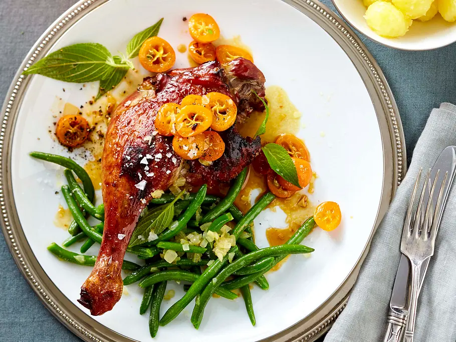 Entenkeulen mit Orangen-Kumquat-Sosse und Bohnen