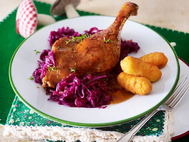 Entenkeulen und Rotkohl mit Apfelkompott Rezept Entenkeulen und Rotkohl mit Apfelkompott Rezept