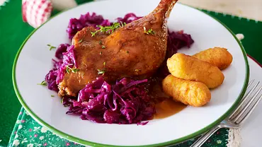 Entenkeulen und Rotkohl mit Apfelkompott Rezept - Foto: LECKER @ Bauer Media Group Entenkeulen und Rotkohl mit Apfelkompott Rezept - Foto: LECKER @ Bauer Media Group
