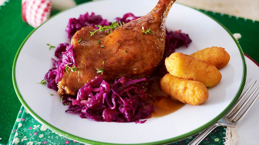 Entenkeulen und Rotkohl mit Apfelkompott Rezept - Foto: House of Food / Bauer Food Experts KG