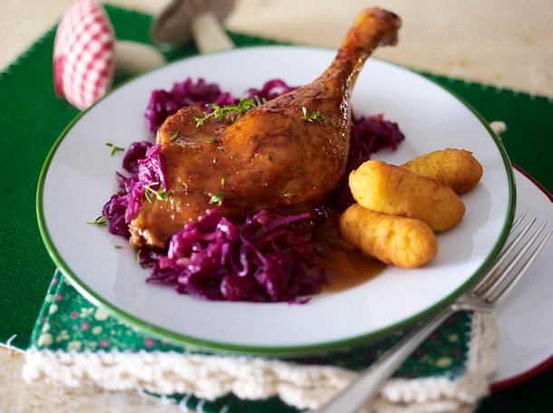 Entenkeulen zu Rotkohl und Kroketten Rezept Entenkeulen zu Rotkohl und Kroketten Rezept