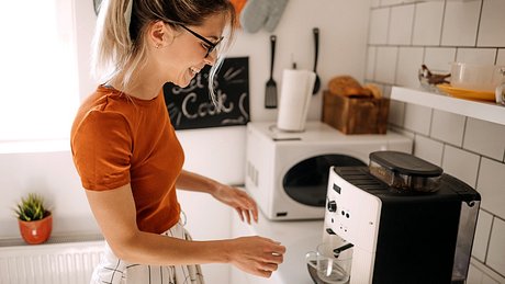 Ein Entkalker rettet deine Kaffemaschine - Foto: iStock/ StefaNikolic