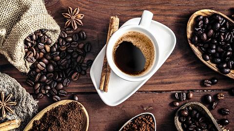 Kaffeebohnen und Kaffeepulver auf einem Holztisch - Foto: iStock/apomares