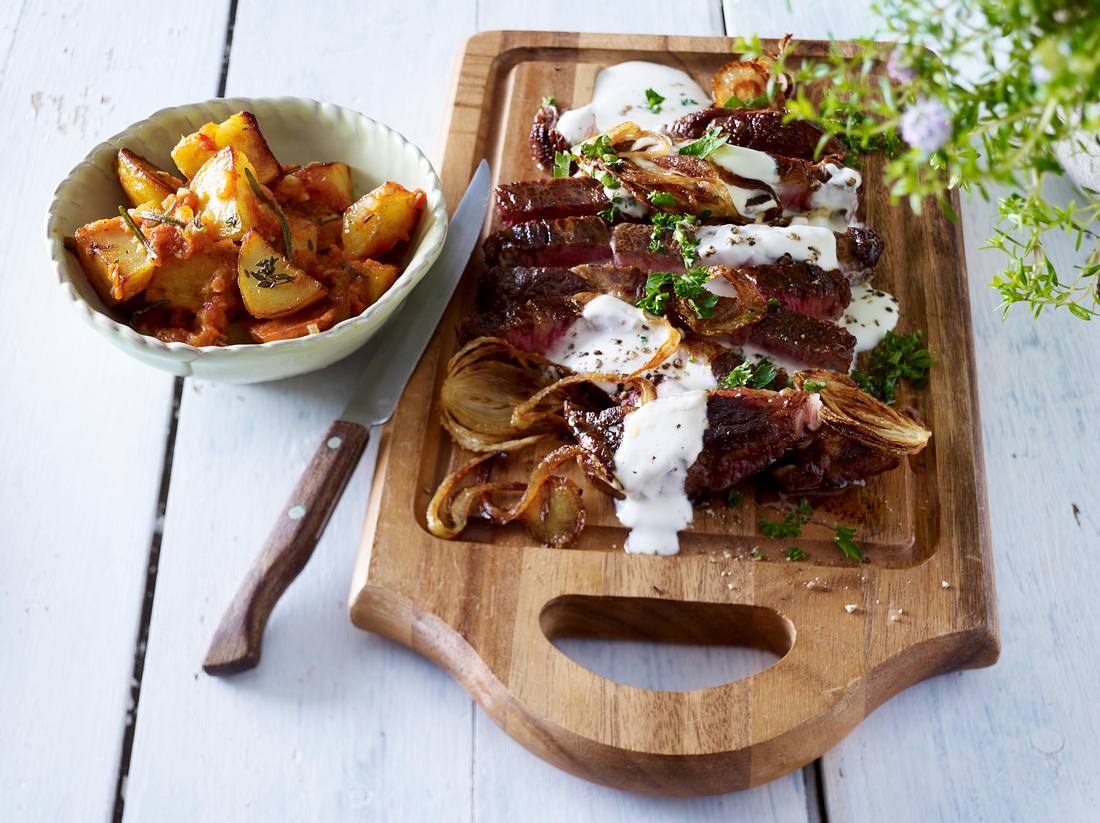 Entrecôte mit gerösteten Zwiebeln und Patatas bravas Rezept | LECKER