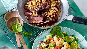 Entrecôte-Steaks mit Blumenkohlsalat und Tomaten-Salsa Rezept - Foto: LECKER @ Bauer Media Group