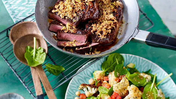 Entrecôte-Steaks mit Blumenkohlsalat und Tomaten-Salsa Rezept - Foto: LECKER @ Bauer Media Group