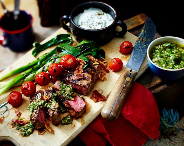 Entrecôte und Lauchzwiebeln vom Grill mit Käse-Dip und Koriander-Chimichurri Rezept Entrecôte und Lauchzwiebeln vom Grill mit Käse-Dip und Koriander-Chimichurri Rezept
