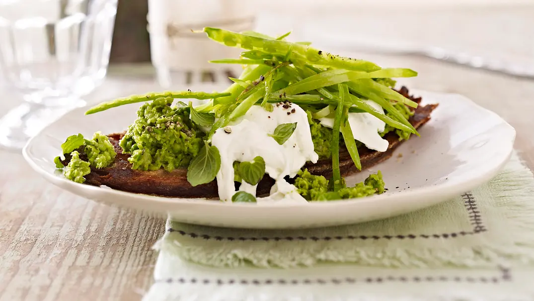Erbs-Minz-Püree auf geröstetem Brot Rezept - Foto: LECKER @ Bauer Media Group Erbs-Minz-Püree auf geröstetem Brot Rezept - Foto: LECKER @ Bauer Media Group