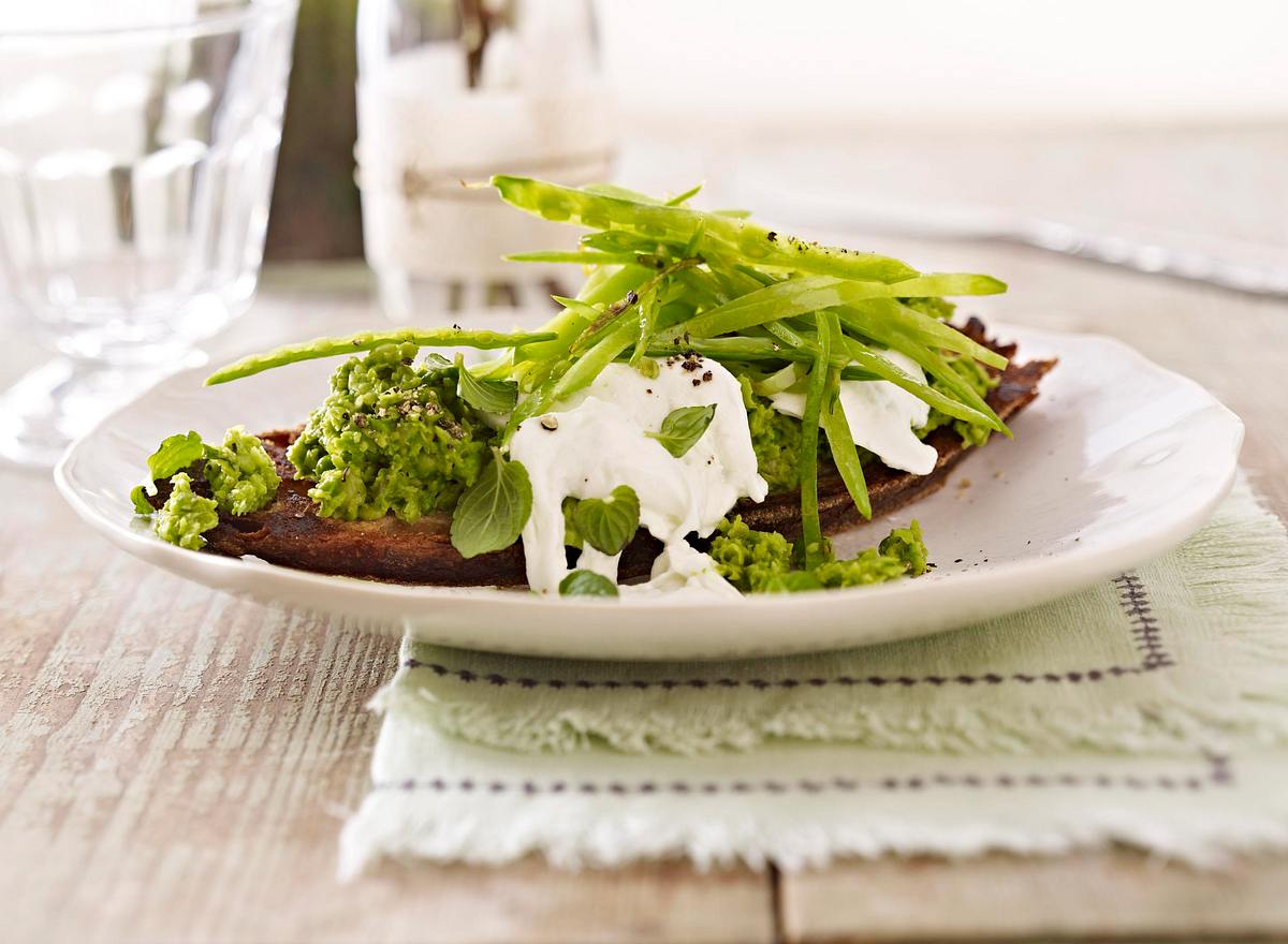 Erbs-Minz-Püree auf geröstetem Brot Rezept