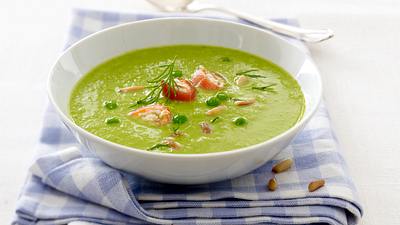 Erbsen-Cremesuppe mit Lachs-Meerrettich-Röllchen, Pinienkernen und Dill Rezept - Foto: House of Food / Bauer Food Experts KG