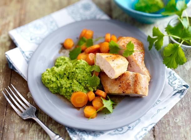 Erbsen-Koriander-Mus zu Hähnchenfilet und Buttermöhren Rezept