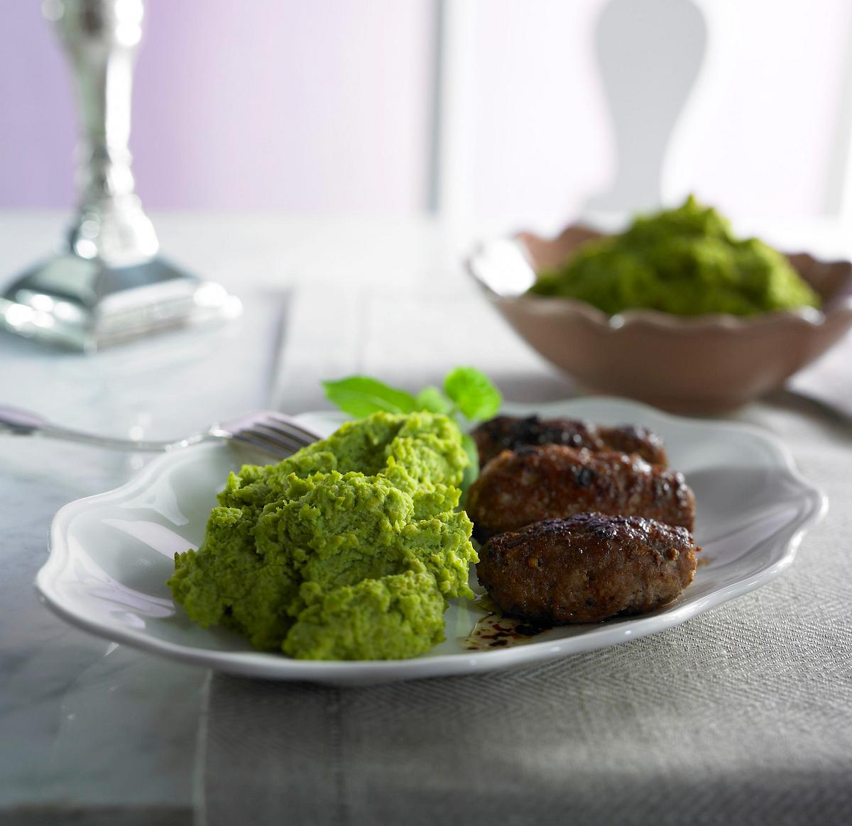 Erbsen-Limette-Minz-Püree mit Frikadellen Rezept