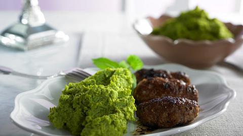 Erbsen-Limette-Minz-Püree mit Frikadellen Rezept - Foto: Pretscher, Tillmann